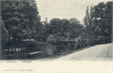 2390 Gezicht op de Stadsbuitengracht te Utrecht met op de achtergrond de Knuppelbrug.